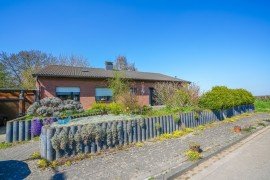 Hauptbild +++ VERKAUFT +++ Ruhige Feldrandlage: Freistehender Bungalow mit großem Garten, Garage & Carport